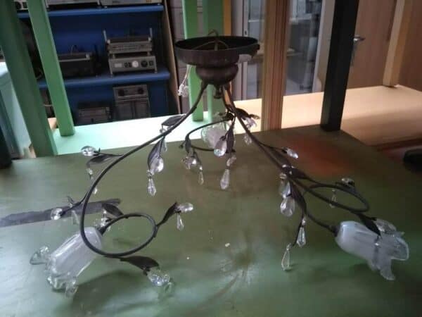 μεταλλικό, τρίφωτο φωτιστικό οροφής, με γυάλινα καπάκια Read more: https://www.monastiraki-kritis.com/products/fotistiko-orofis-53-23-ceiling-lighting/